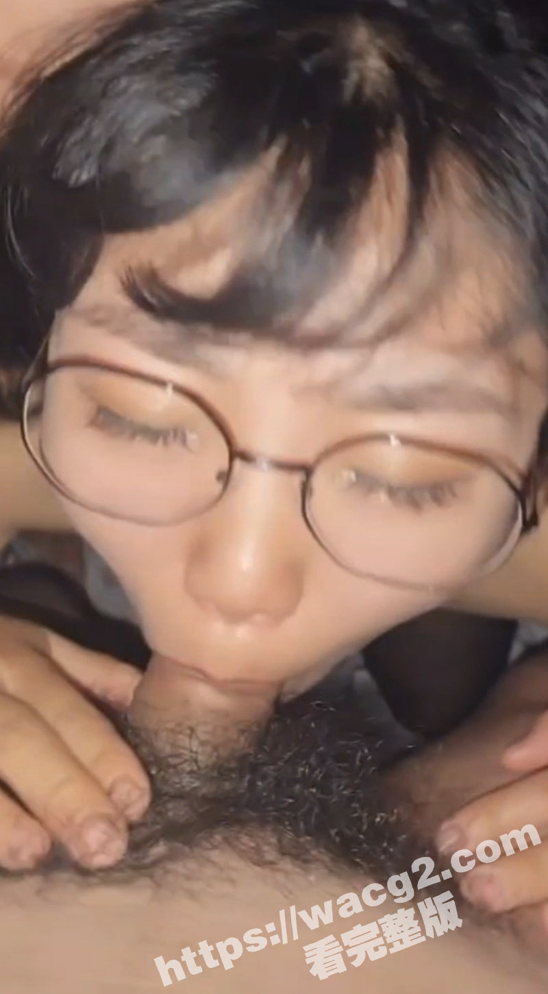 闷骚眼镜女友被男友强制跪舔深喉 接着后入巨龙撞击极品蜜桃臀开档黑丝 把女友操到秒变嘤嘤怪