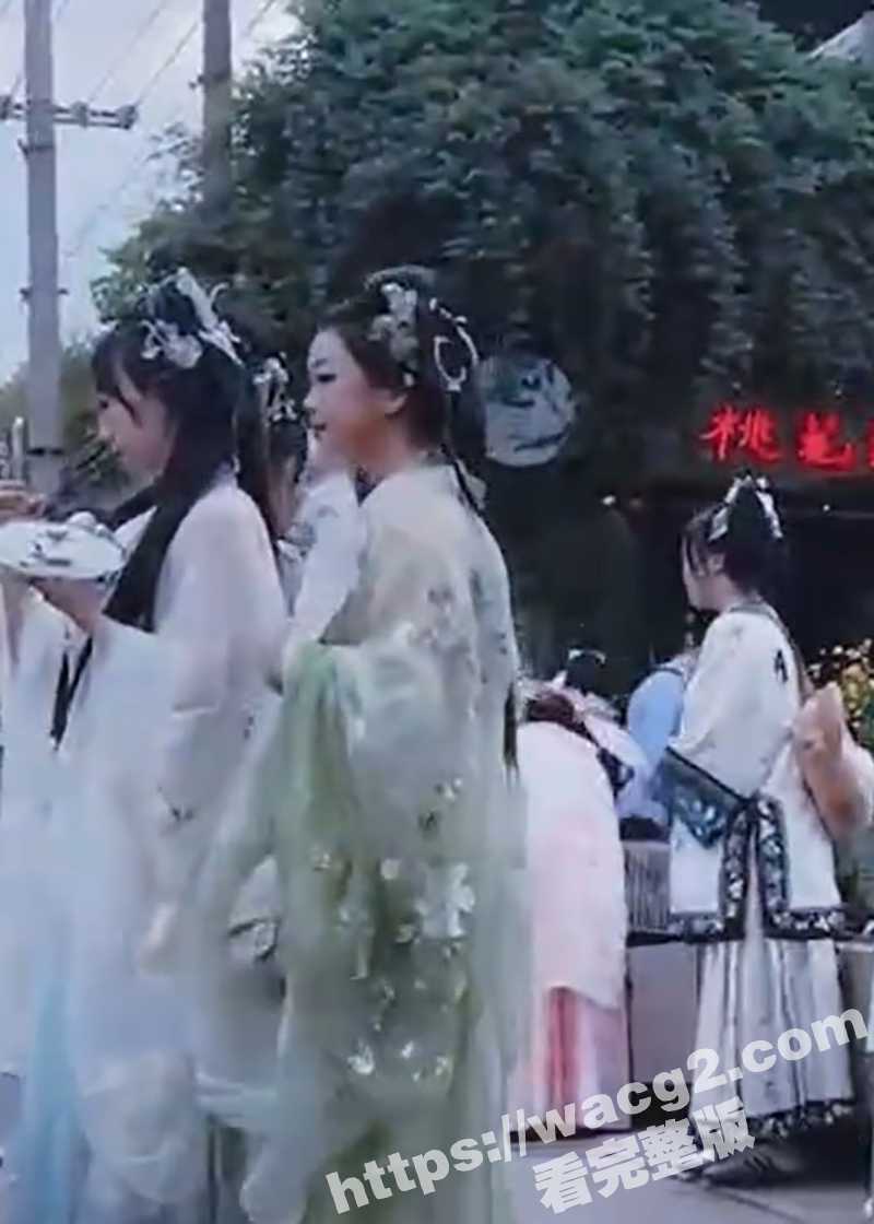 姐弟乱伦 亲姐穿旗袍配黑丝袜化身国民姐姐上演无限诱惑 好弟弟无套猛烈后入作为回应！