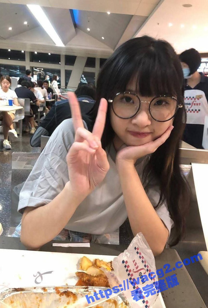 骚女友自拍 甜美型清纯眼镜妹 日常自拍 翻白眼吐舌展示身材 她男友可真性福！