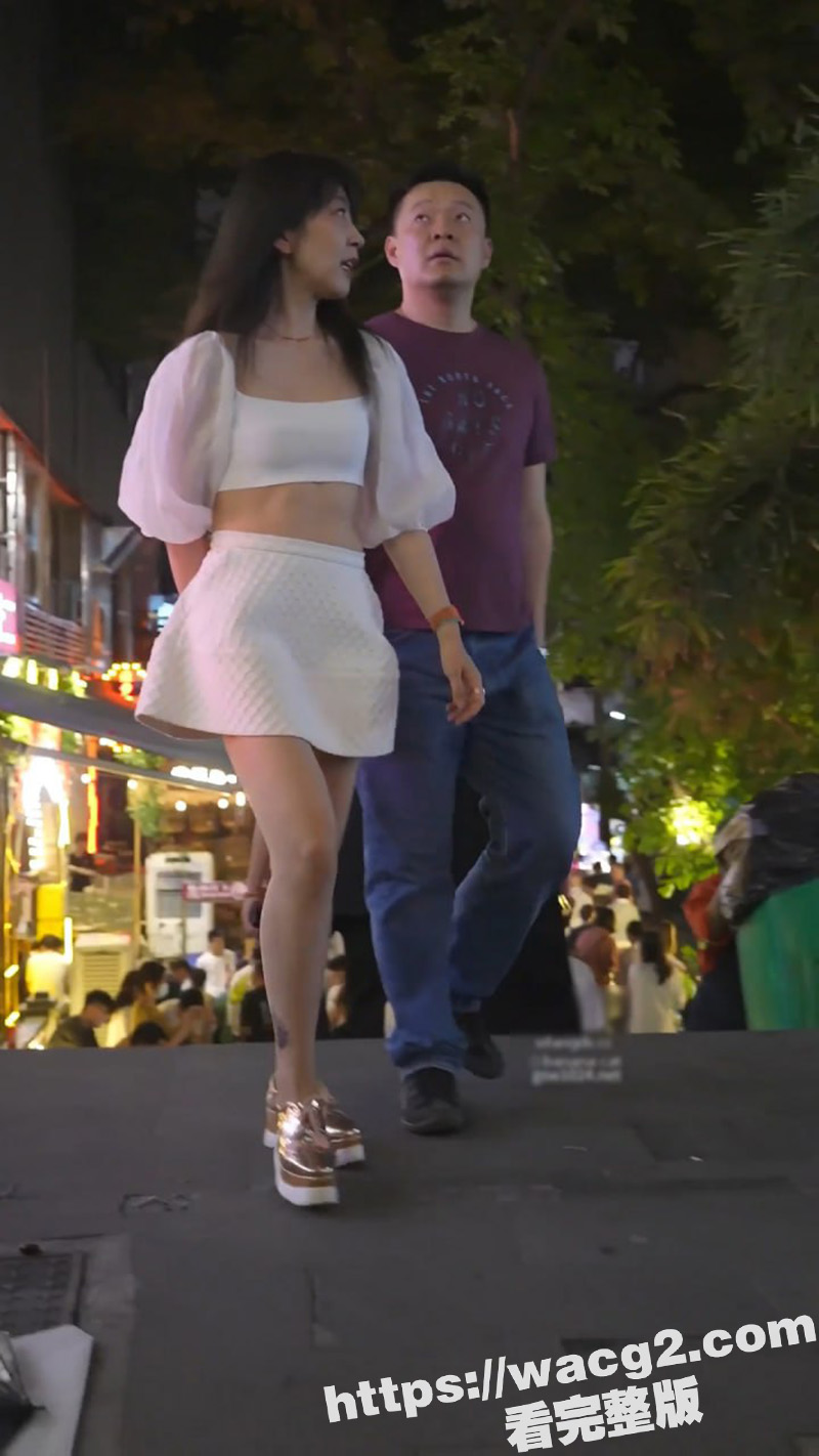 大神夜市抄底偷拍 极品长腿翘臀骚货 透明骚丁字裤宽松超短裙 小骚穴若隐若现十分诱人