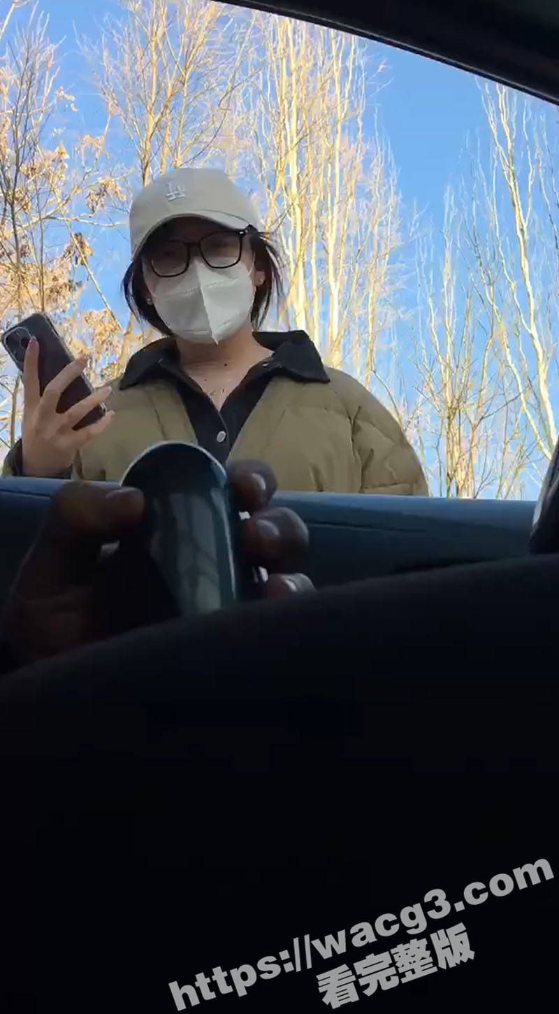 变态在车内搭讪美女 让她扶飞机杯帮自己打飞机 美女犹豫再三后 决定还是要发扬助人为乐的优良传统
