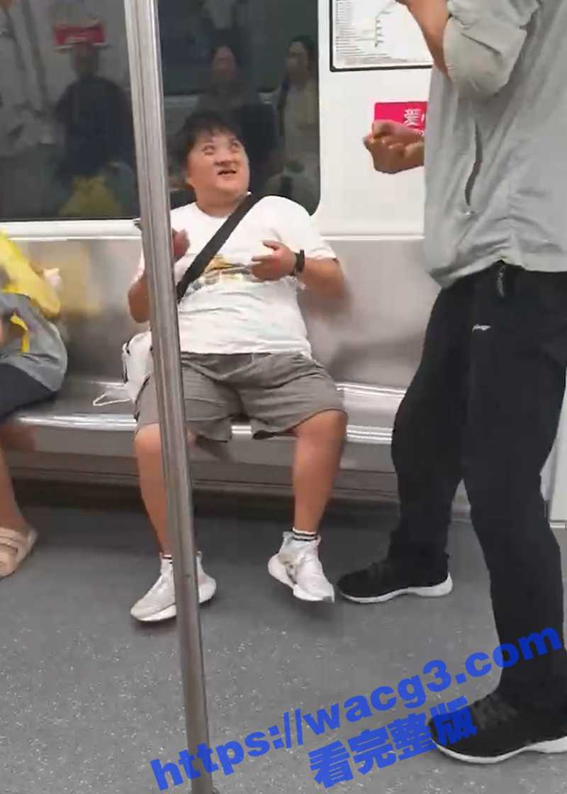 杭州地铁 兜齿男猥亵相关图片