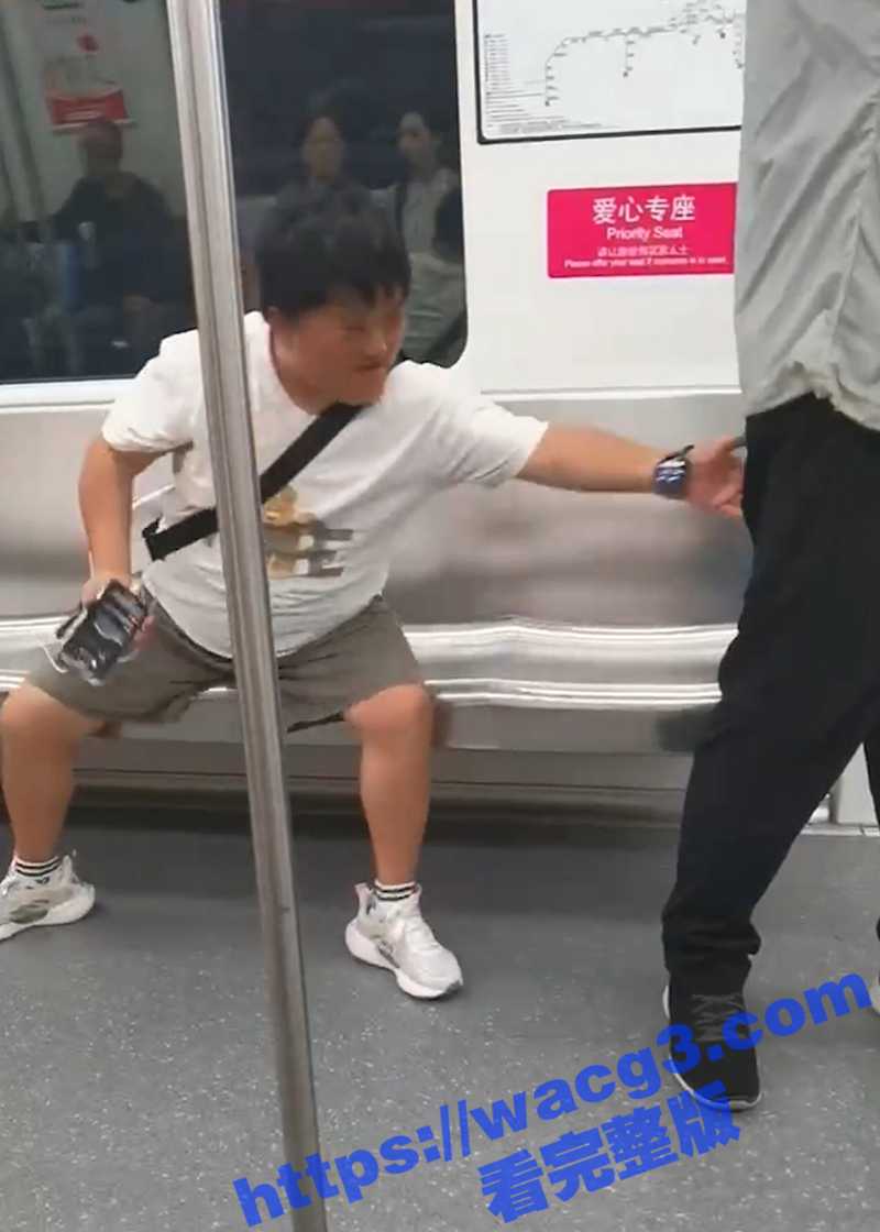 杭州地铁 兜齿男猥亵相关图片