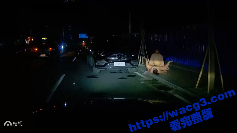 老哥晚上路边找停车位相关图片