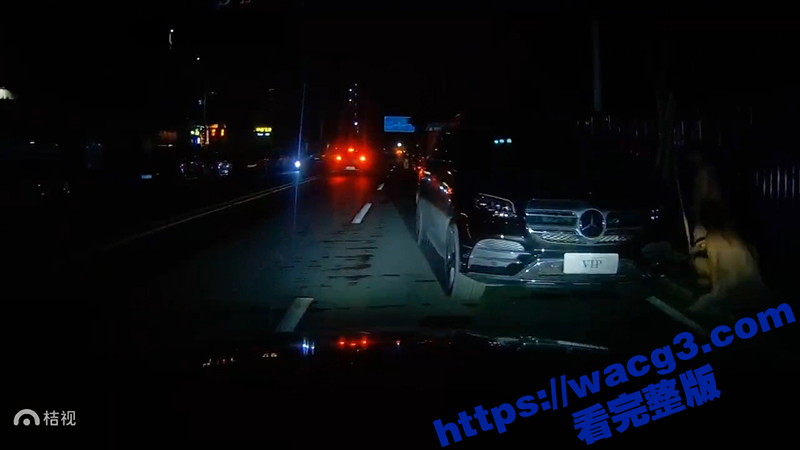 老哥晚上路边找停车位相关图片