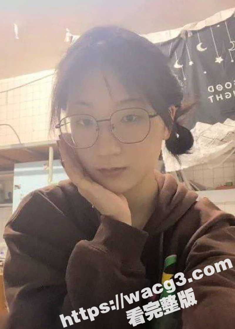 湖北荆州长江大学反差学妹 何冰珂 上课给男友发裸照解馋 下课就宿舍求操 超大性瘾 骚穴一天不被操都难受！