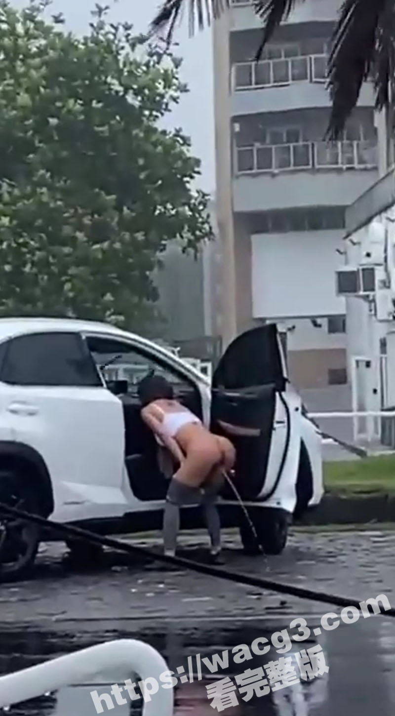 美女老外当街撅着大腚相关图片
