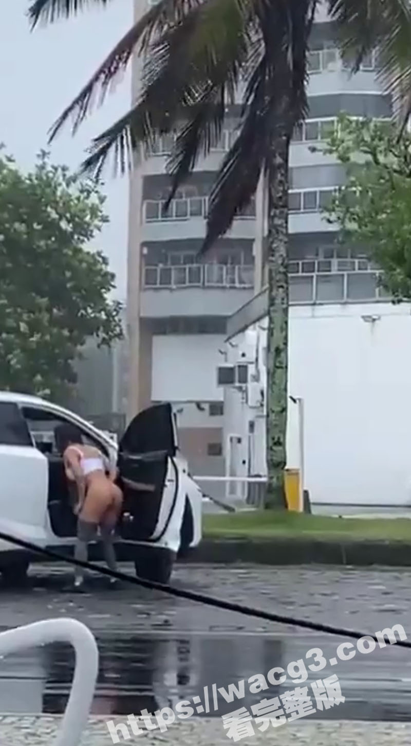 美女老外当街撅着大腚相关图片