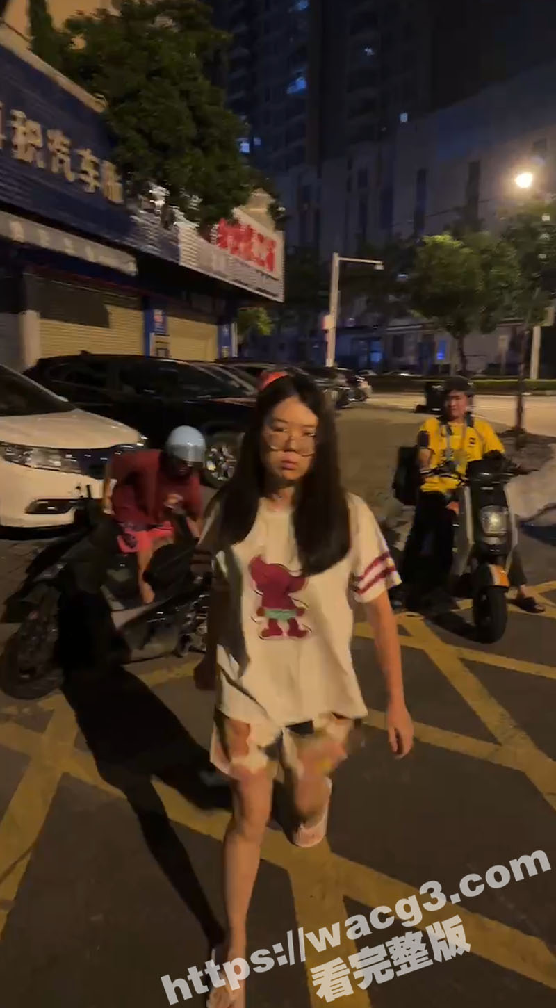 暴躁的女司机！广东鹤山女司机把外卖员撞了 居然下车追着路人打 现在的女司机真是太嚣张太逆天了