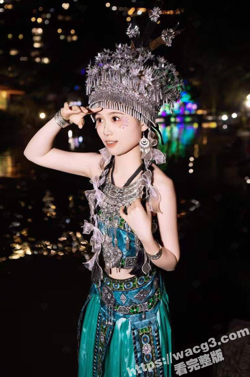 最近超火的云南少数民族嫩妹 也沦为有钱人的小母狗了 心甘情愿跪地口交 对镜头比耶