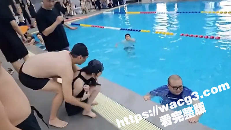 颜值网红在土豪私家泳相关图片