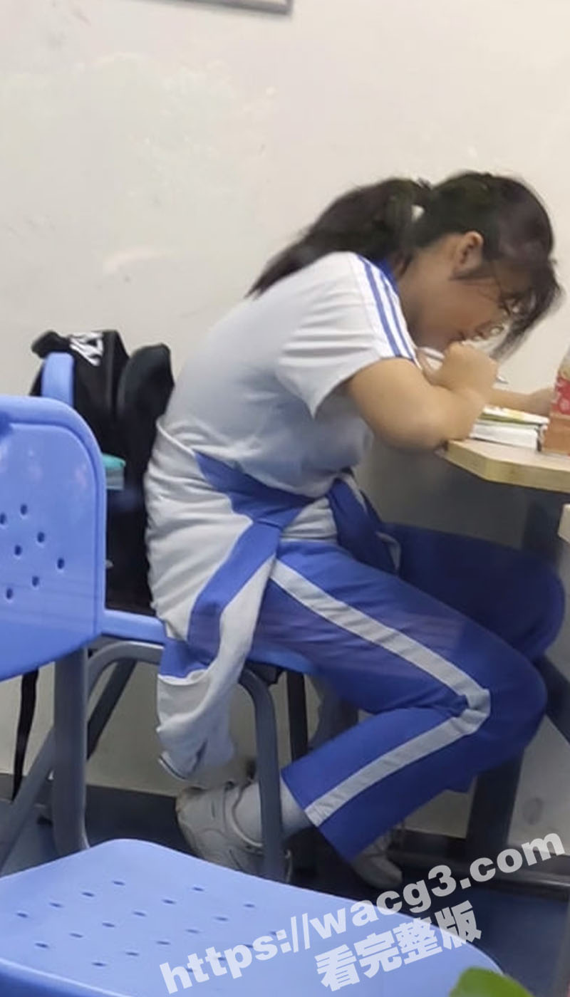 妹妹的成人礼！18岁的妹妹马上就要上大学 作为哥哥能给她最好的成人礼就是无套操翻她的粉鲍