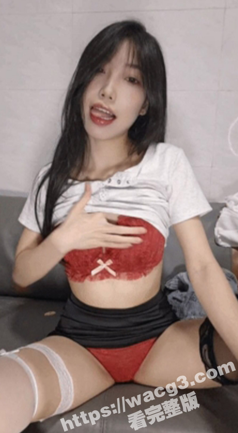 淫骚小荡妇穿着性感吊带黑白丝袜 搔首弄姿想被操 咧着大嘴含着鸡巴各种翻白眼吐舌扣逼 好疯批魔性