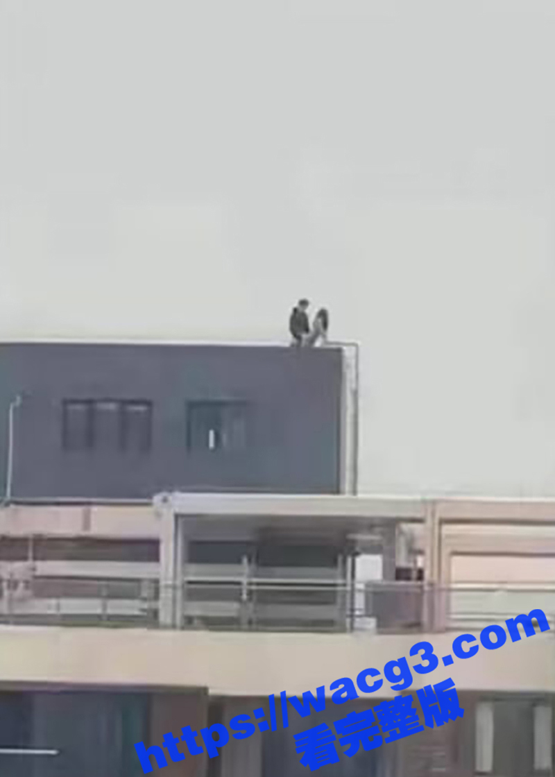 大新闻！！江苏无锡誉龙湖滨小区天台一对男女偷情约炮 男子后入式冲天炮 直接将爽翻天女子顶的坠楼死亡！