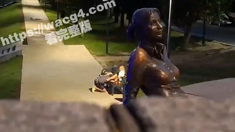 诺夫哥罗德一个男人在街中央的长凳上舔他的女人 外国佬还是很放得开啊