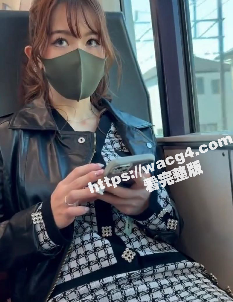 一路偷拍街上遇到的黑丝高颜值小姐姐 忍不住伸出咸猪手 强行蹂躏嫩穴 一边摸还一边拍 小姐姐敢怒敢不言