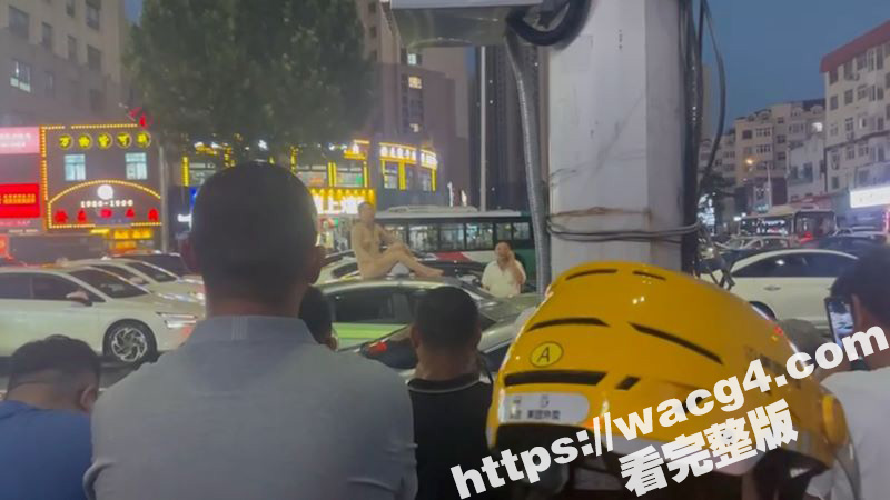 青岛出租车女子裸露事件！女子醉酒和出租车司机发生争吵 全裸爬上出租车裸舞引众人围观