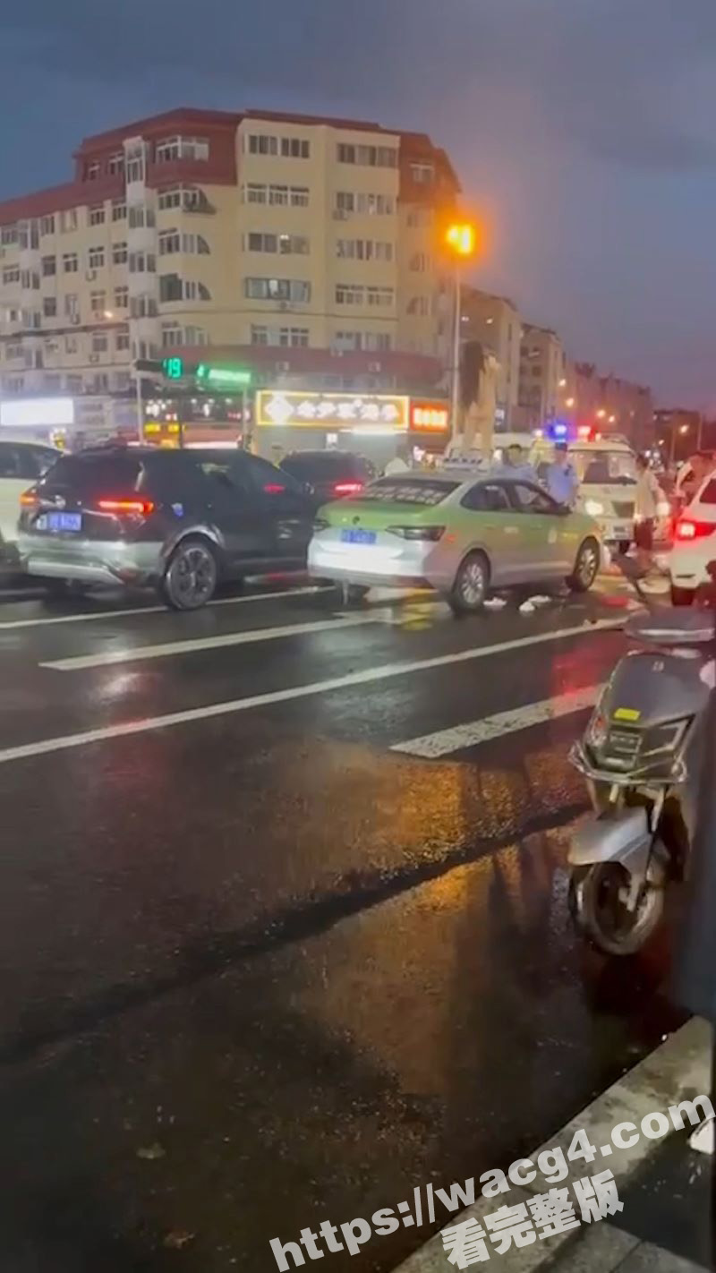 青岛出租车女子裸露事相关图片