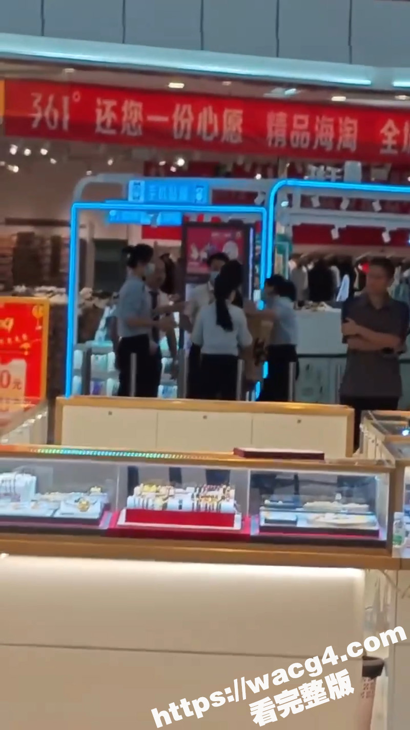 实拍商场裸女举牌抗议相关图片