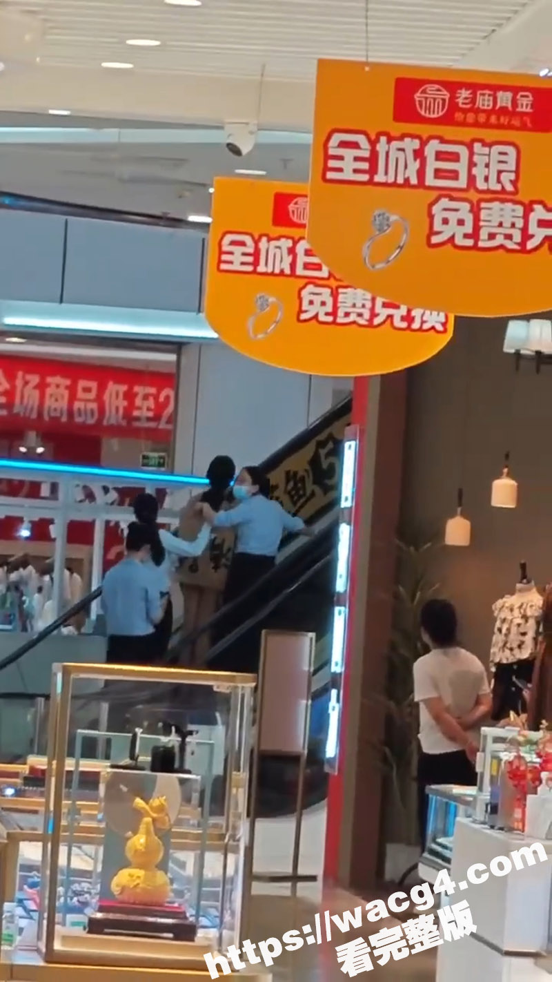 实拍商场裸女举牌抗议相关图片