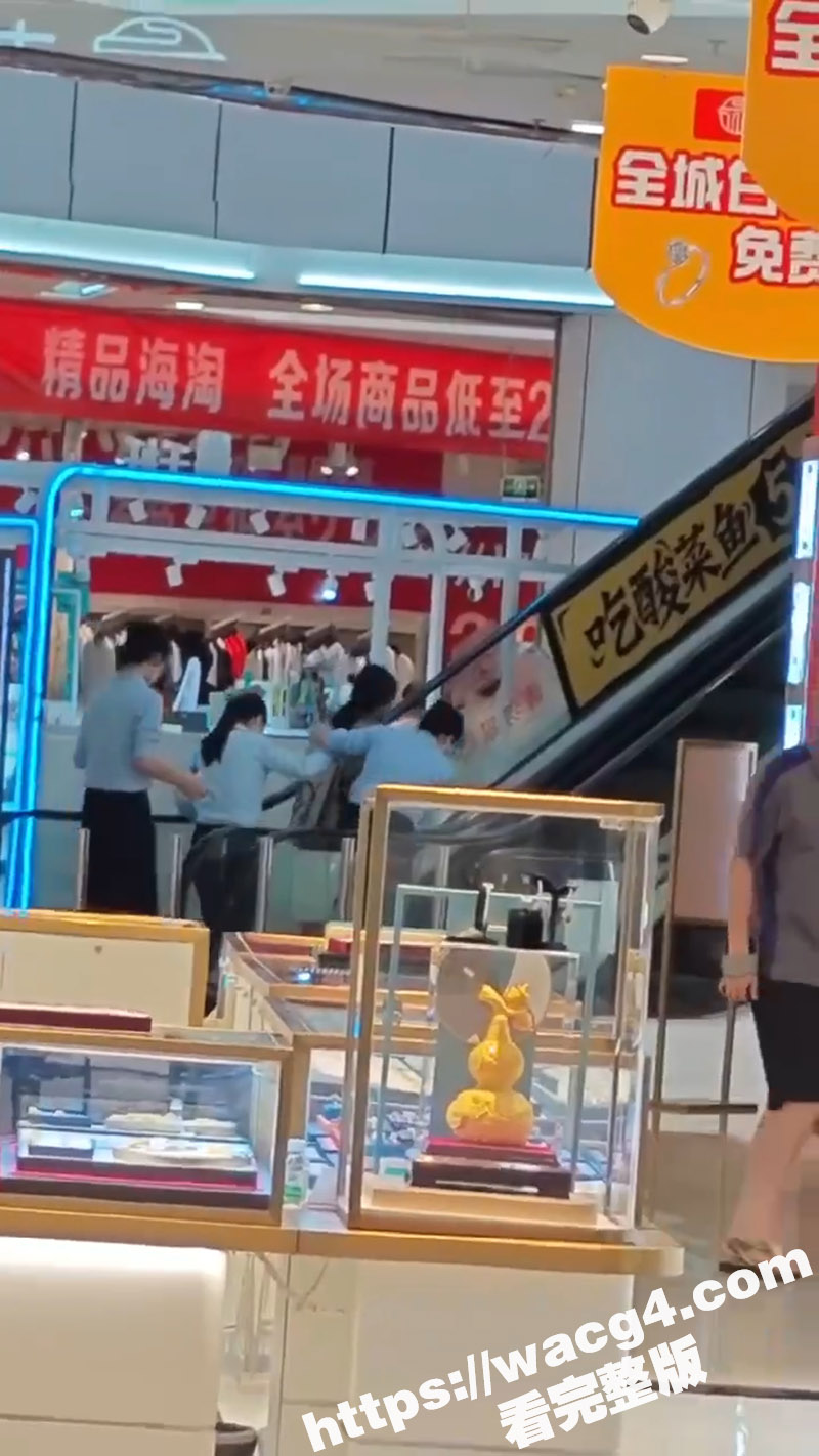实拍商场裸女举牌抗议相关图片