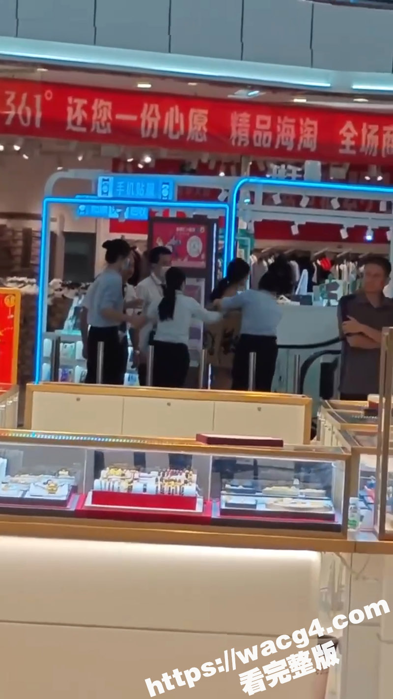 实拍商场裸女举牌抗议相关图片