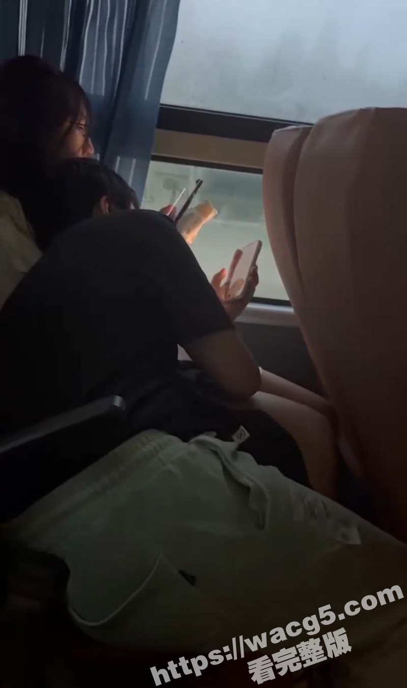 00后小情侣坐车抠逼相关图片
