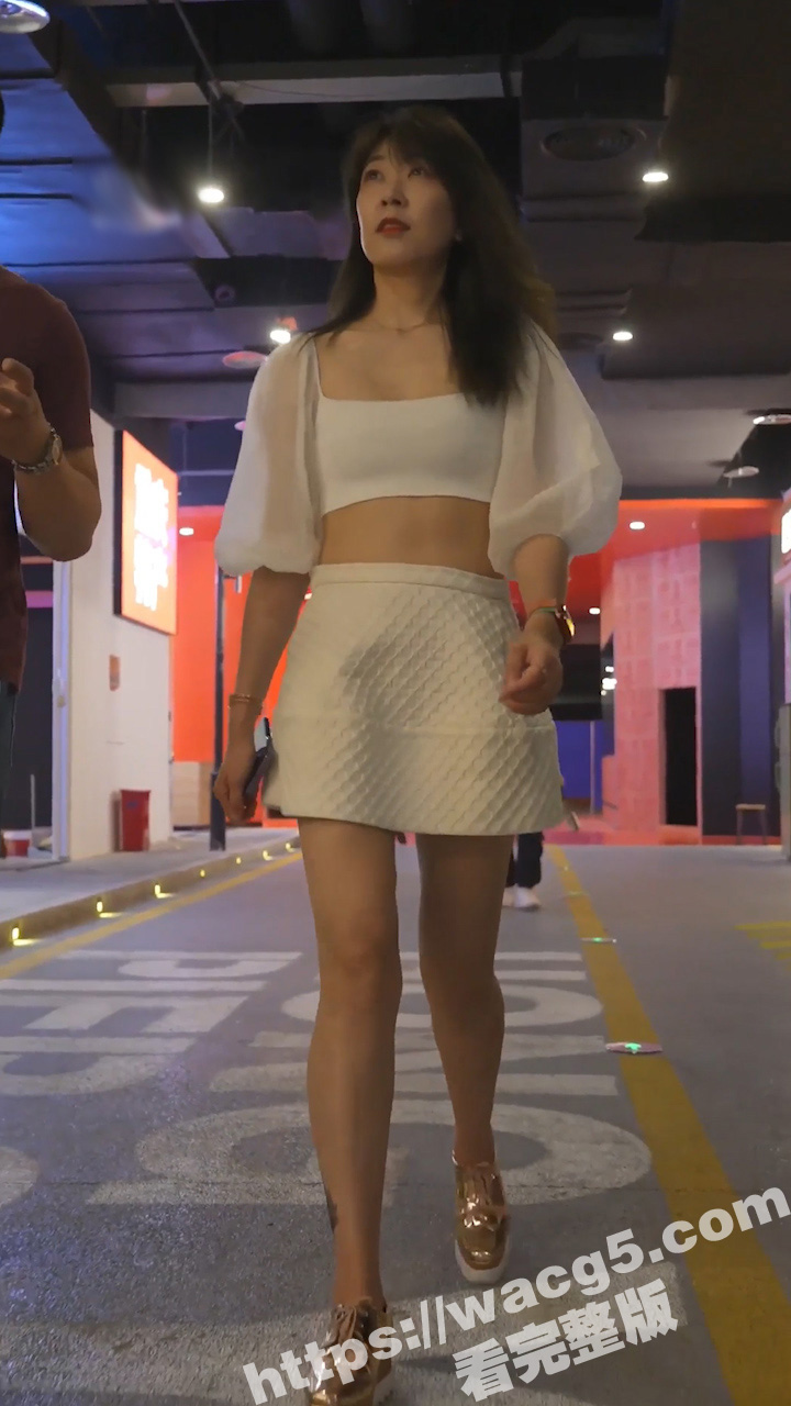 夜市抄底 长腿翘臀人妻穿透明丁子裤 宽松超短裙犹如摆拍 一街的竟有这么多透明内裤！
