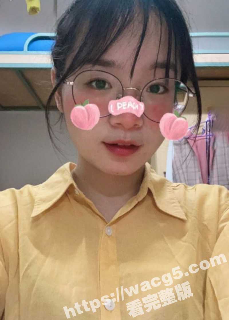 台湾清纯眼镜学姐 吴相关图片