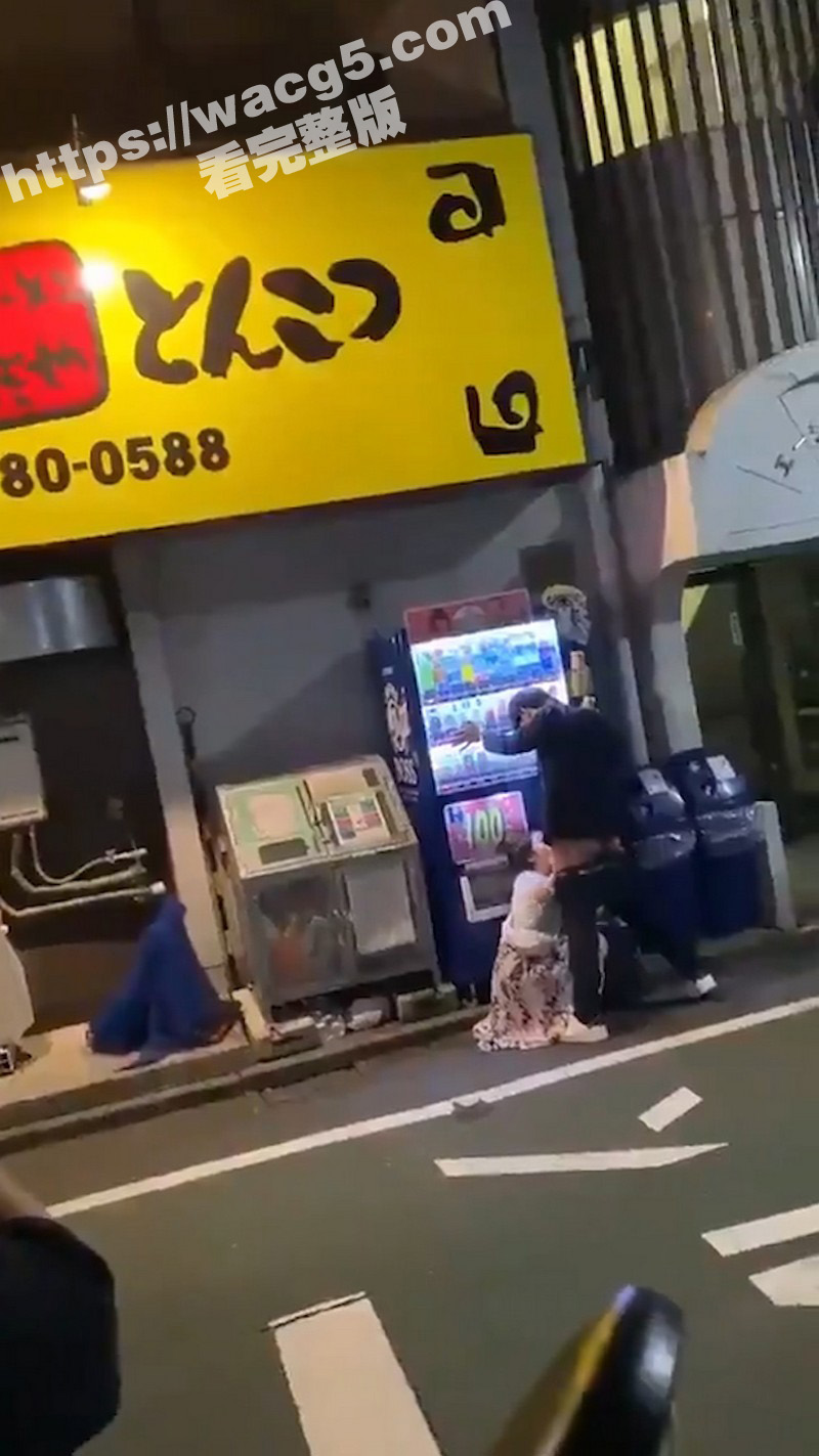 小日本不亏是AV产业最发达的国家 都比较放得开 直接大街上就开始含着屌了