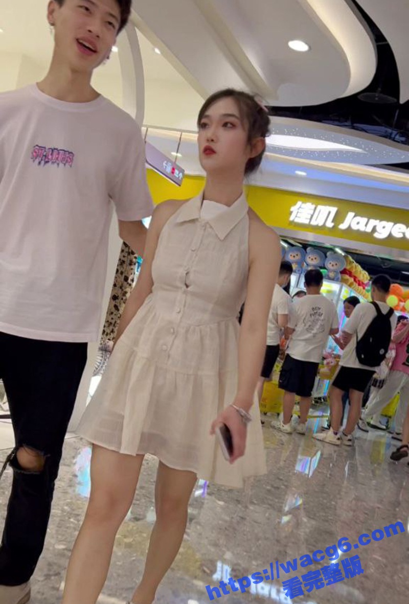 商场尾随偷拍 抄底清纯小美女 露背裙透明蕾丝花内内 阴毛若隐若现超性感！