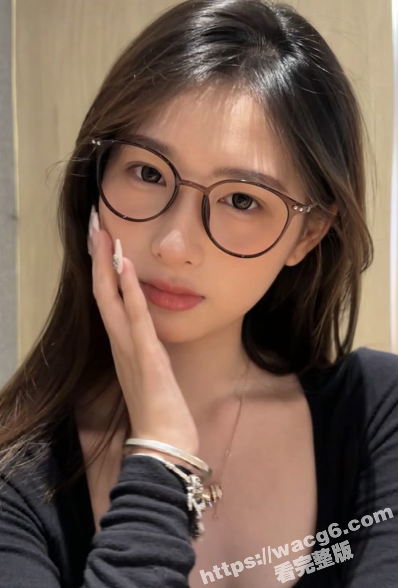超高颜值黑丝眼镜妹 相关图片