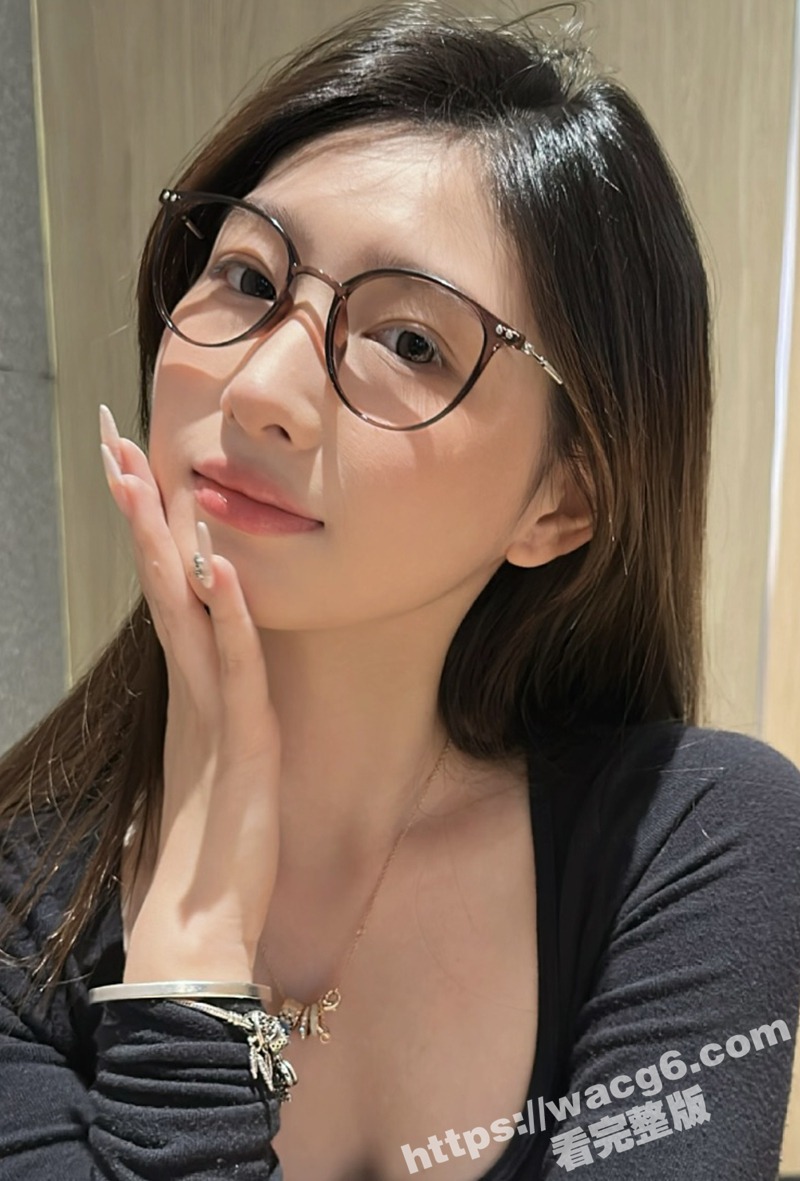 超高颜值黑丝眼镜妹 相关图片