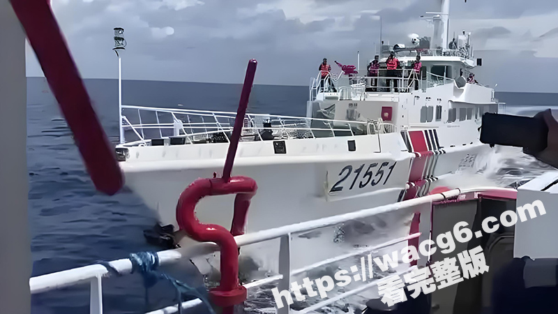 南海局势升级 菲律宾3002号船 非法冲闯南沙区域 企图输送物资 冲撞海警舰艇发生擦碰 已有菲人员落水