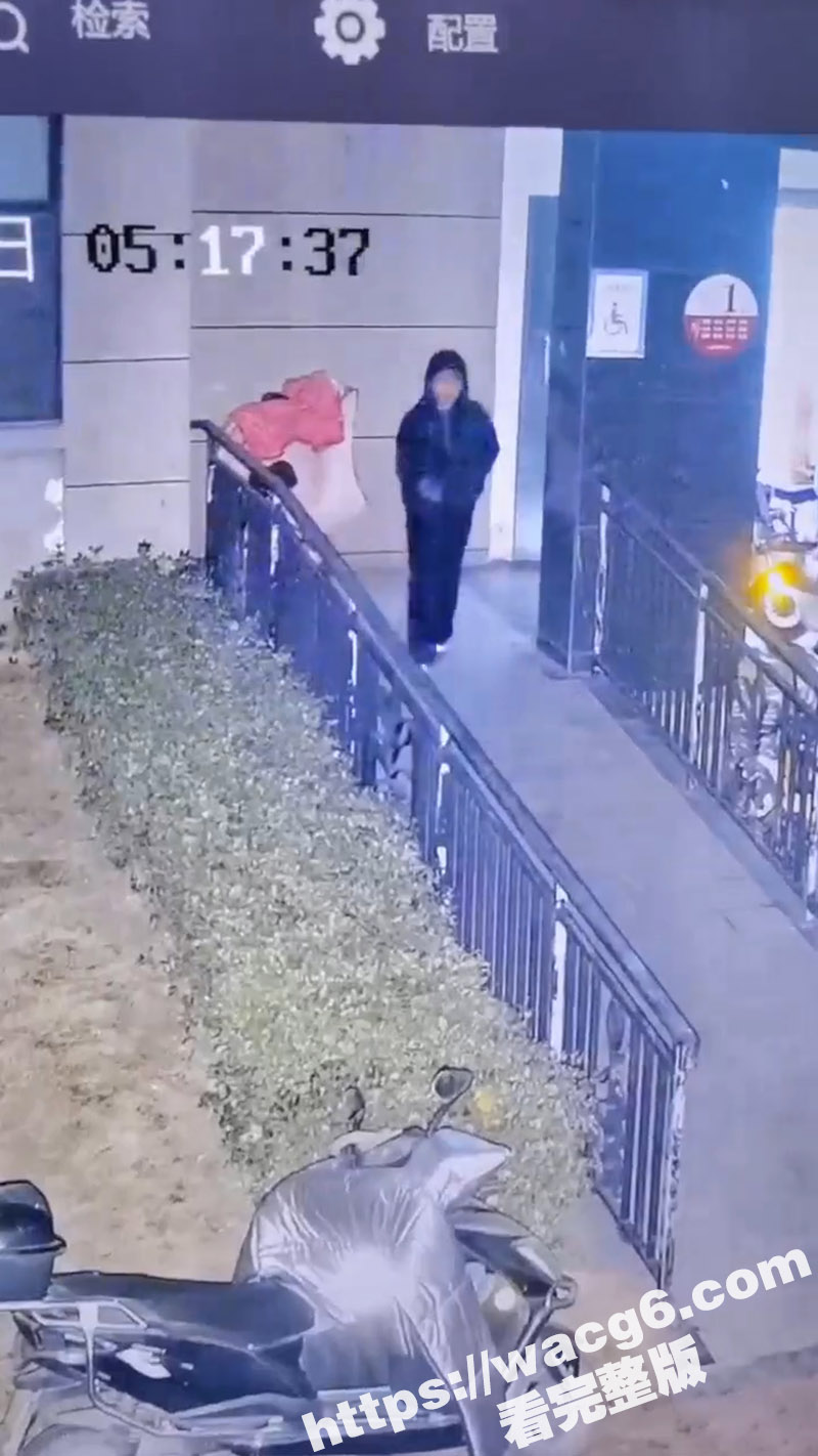 翘臀小妹小区当众排便 还用旁边车衣擦屁股 看样子还是个少女 身材也挺不错的 玩的这么脏么