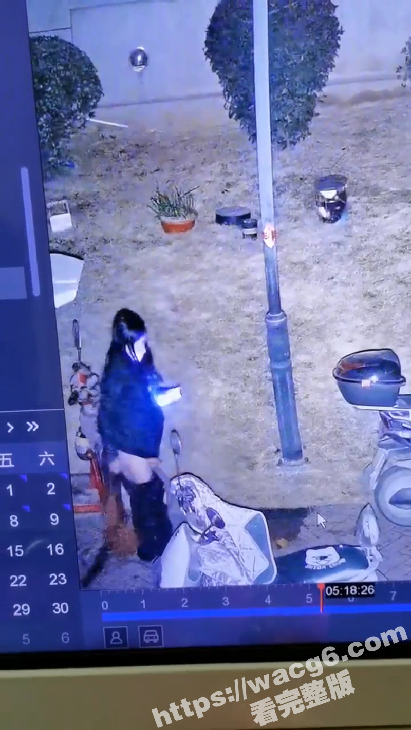 翘臀小妹小区当众排便相关图片