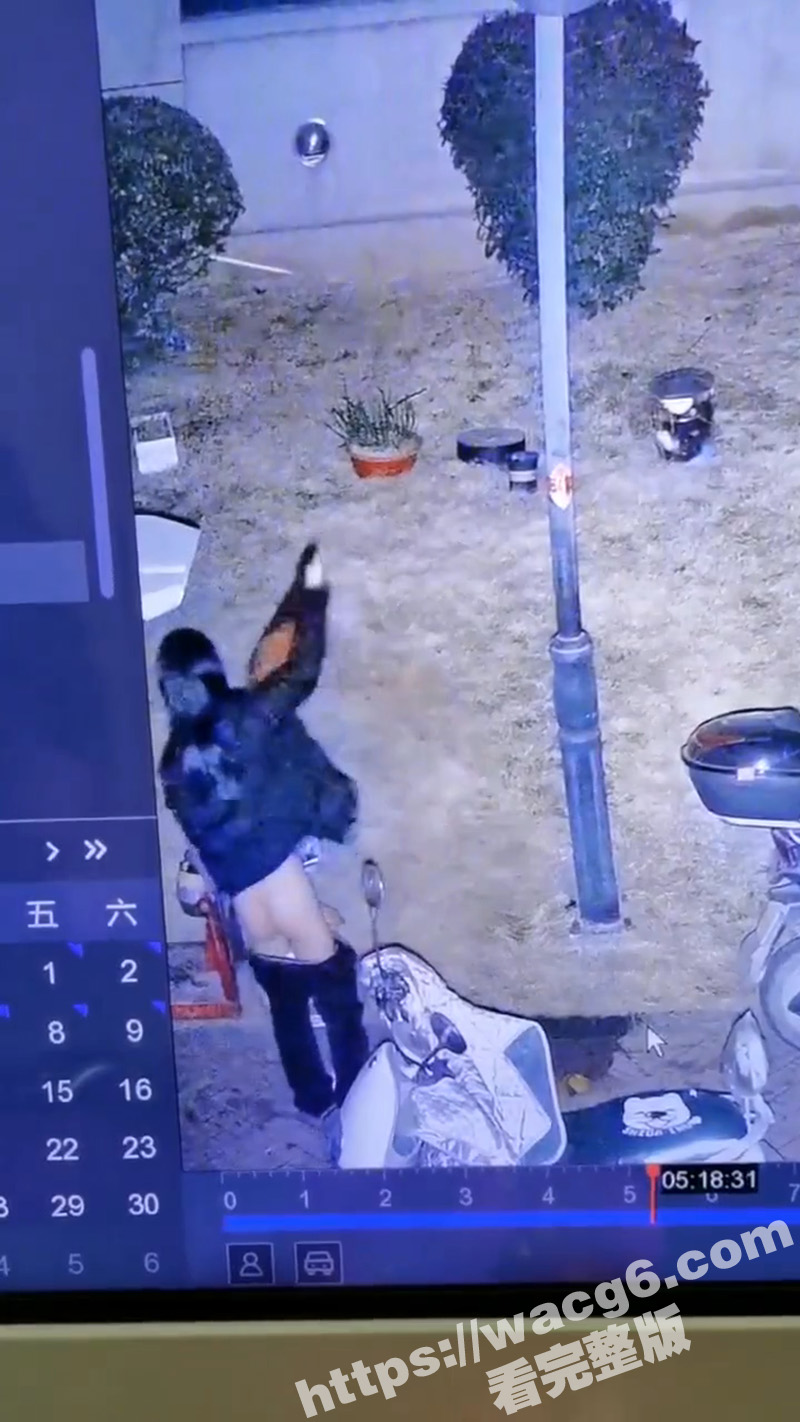 翘臀小妹小区当众排便相关图片