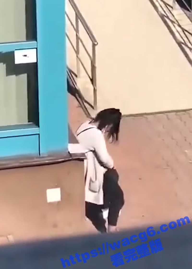 论整活还得是外国妞们！洋妞逼痒了 直接当在大街上淫荡自慰 不惧路人指点主打的就是一个刺激！