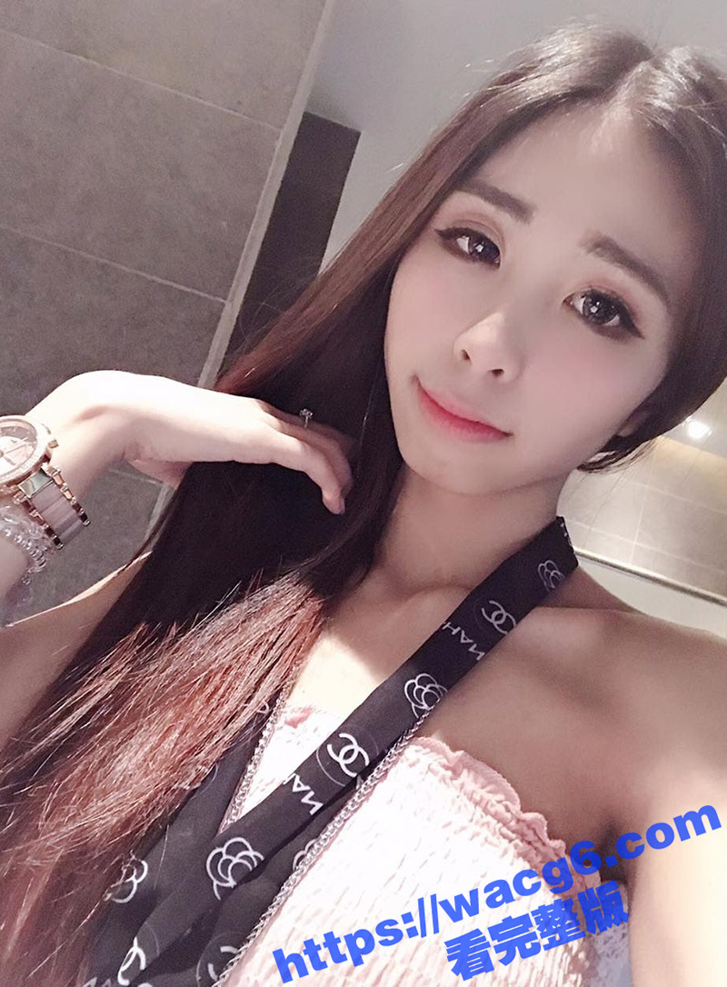 夜店勾引高颜值嫩妹 原来也是个蹭桌的骚婊 那必须带回酒店 和朋友一起3p分享 酒后的她可太骚了