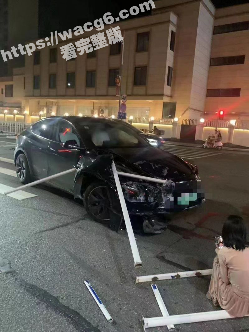 广东小仙女怒撞防护栏相关图片
