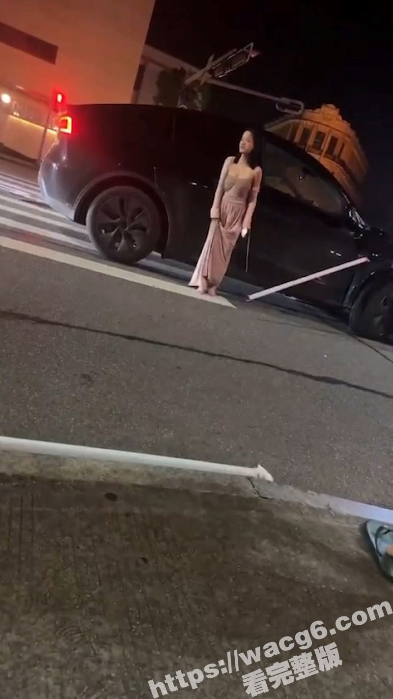 广东小仙女怒撞防护栏相关图片