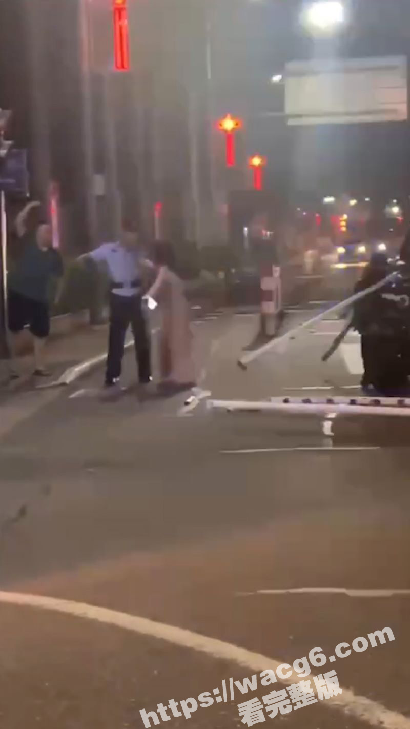 广东小仙女怒撞防护栏相关图片
