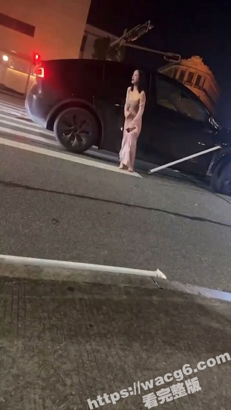 广东小仙女怒撞防护栏相关图片