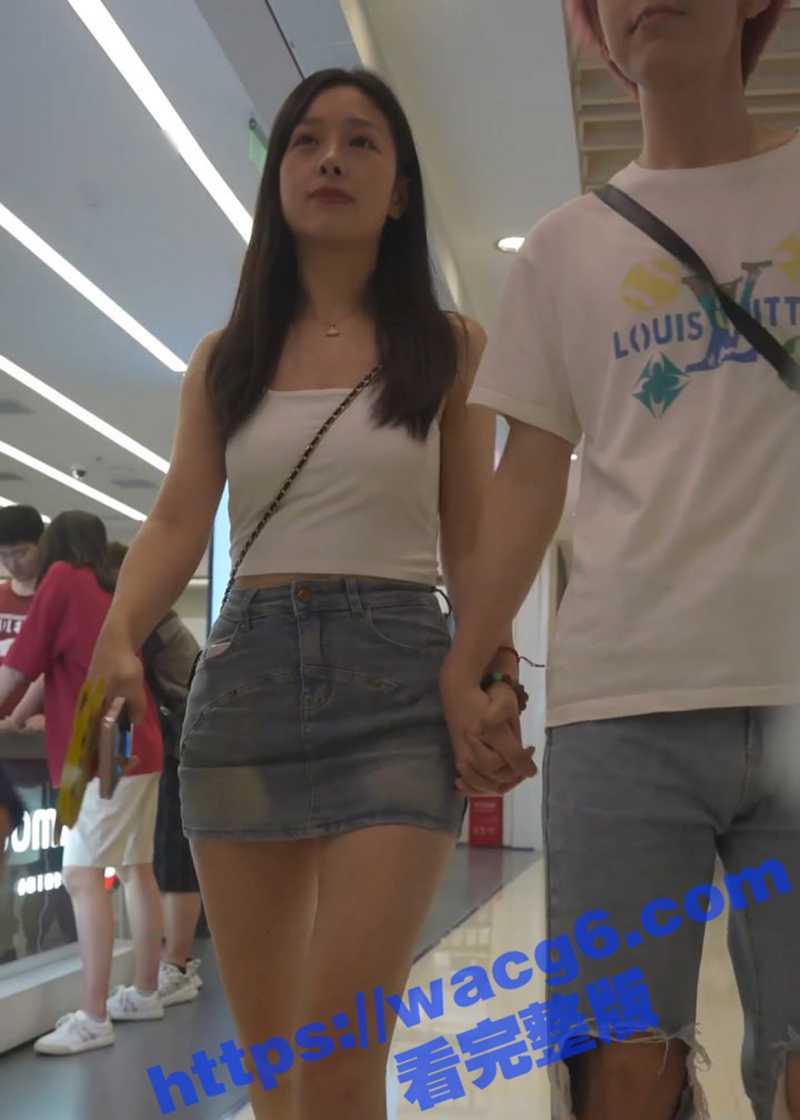 商场抄底 偷拍大长腿美女 牛仔短裙根本遮不住屁股 弯腰瞬间丁字裤翘臀完全暴露在镜头里！