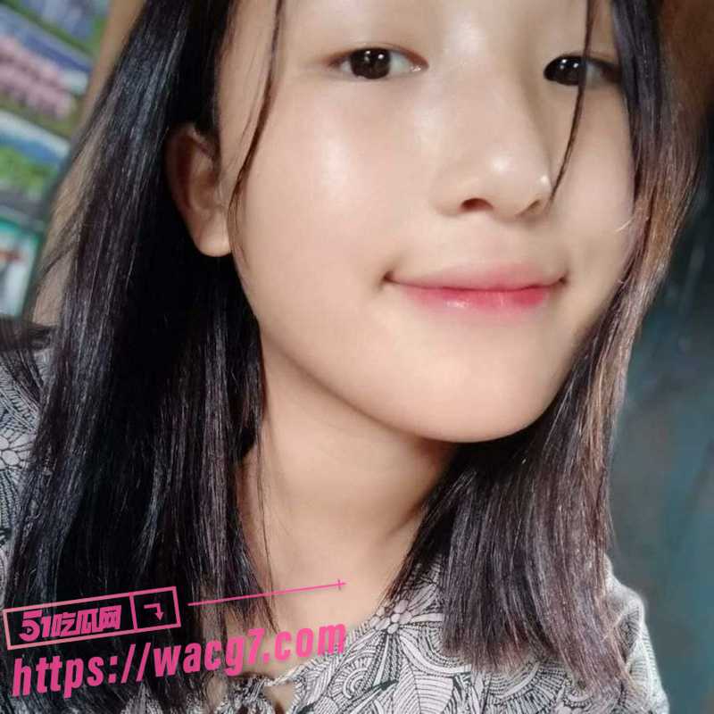清纯女大学生自拍摸奶 遭室友发现后偷拍外泄 柔软的双峰看得让人心痒难耐！