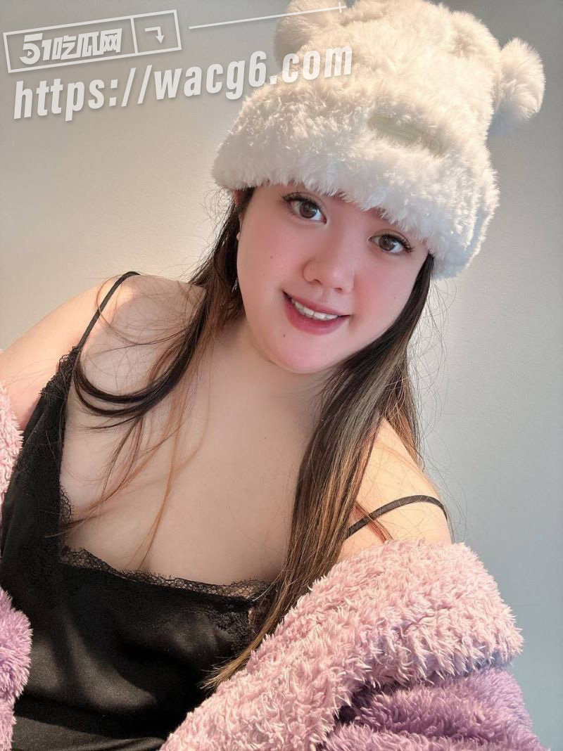 反差婊巨乳坦克自慰泄密 没想到看起来斯斯文文的玩这么骚 假鸡巴自慰 展示大肥穴