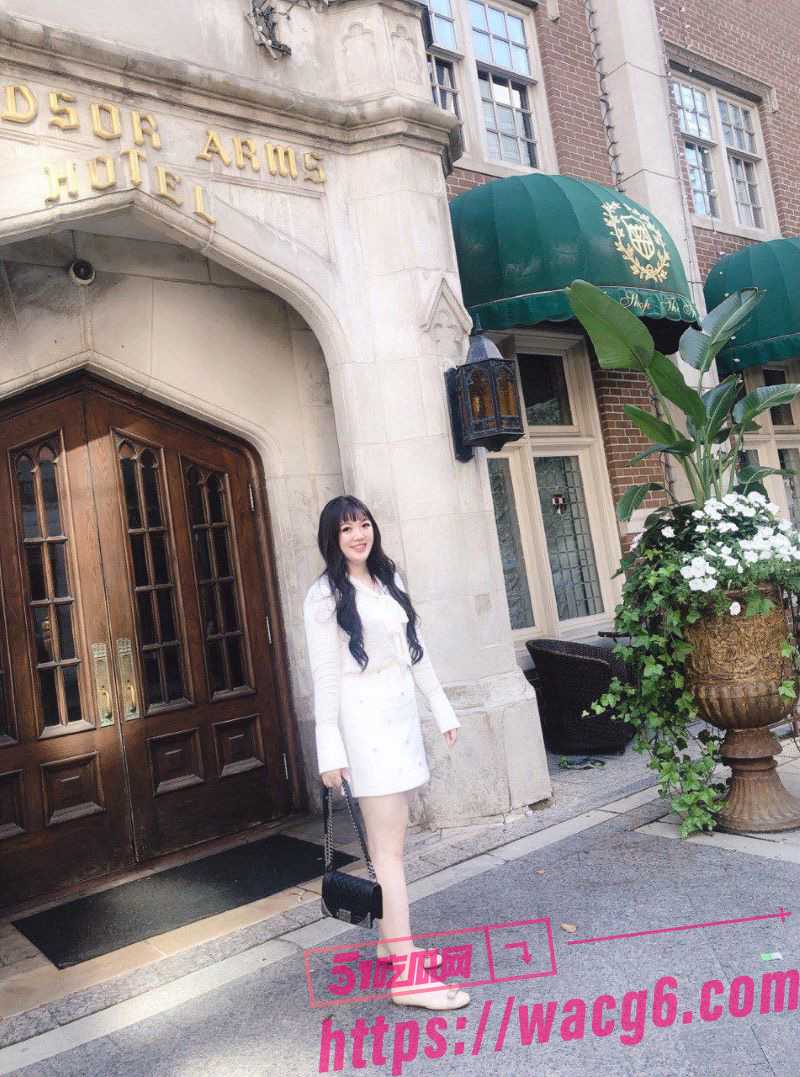 反差婊巨乳坦克自慰泄相关图片