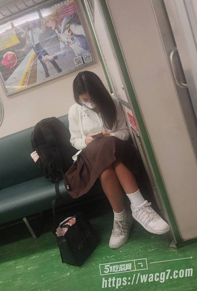 台北地铁眼镜妹 竟在众目睽睽下自慰 单手拿手机 另一只手伸进裙底摸逼！