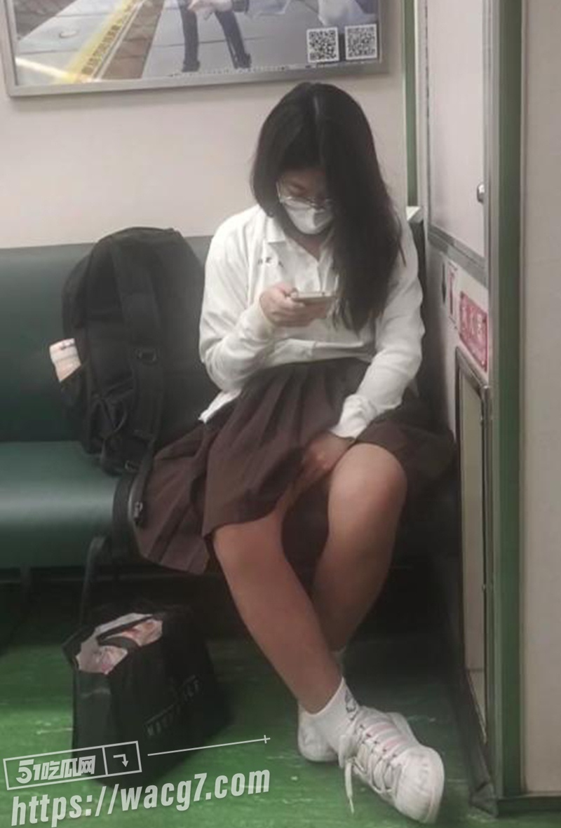 台北地铁眼镜妹 竟在相关图片