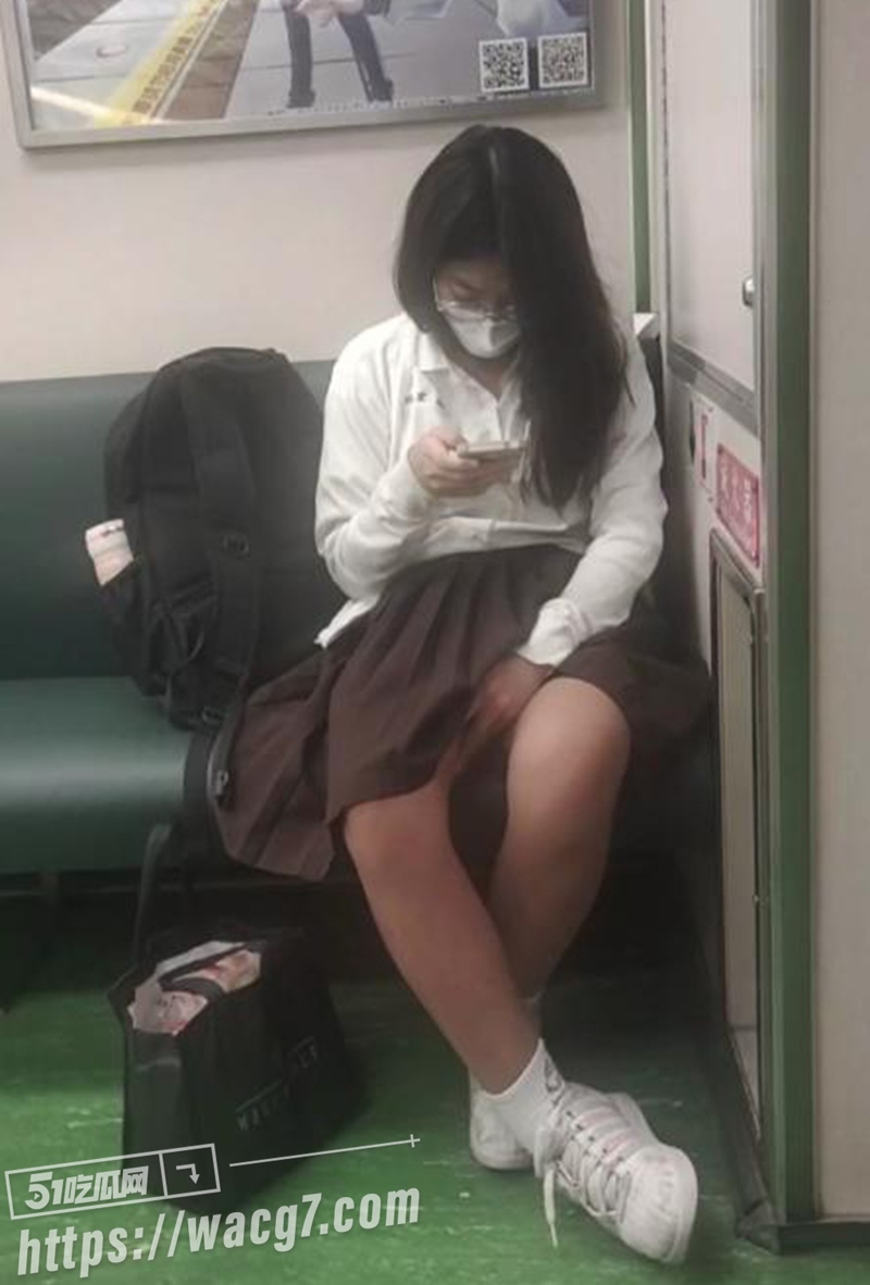 台北地铁眼镜妹 竟在相关图片